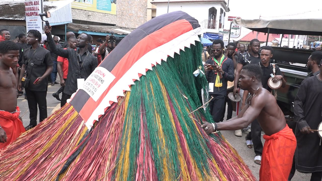 AFLAO TRADITIONAL KINGDOM STORMS MANHYIA PALACE WITH THEIR SCARY god's COMMNG THE RAIN NOT TO FALL