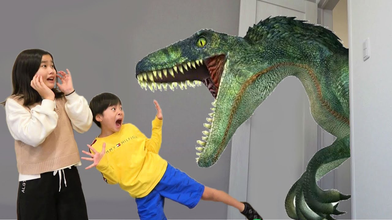 Koya and Nemi A Dinosaur? A Shark? A Skeleton? Who hit the door? Pretend play Scary Door knock
