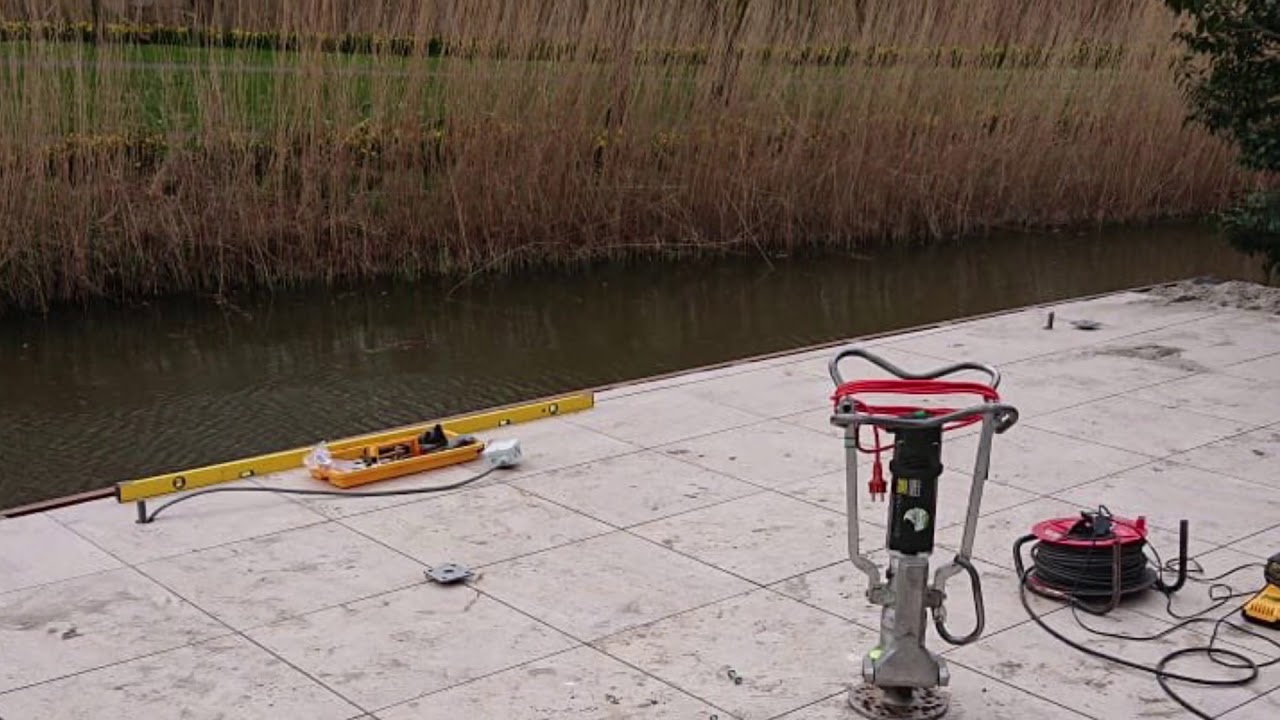 Douglas overkapping gezet op een schroeffundering.