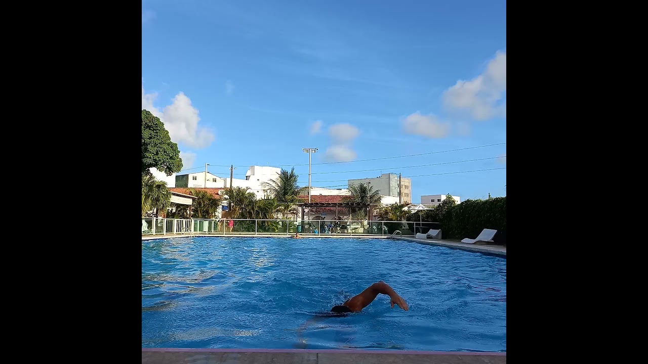 Fazendo 100 m de natação  em menos de 2 minutos. Aproximadamente 1'40