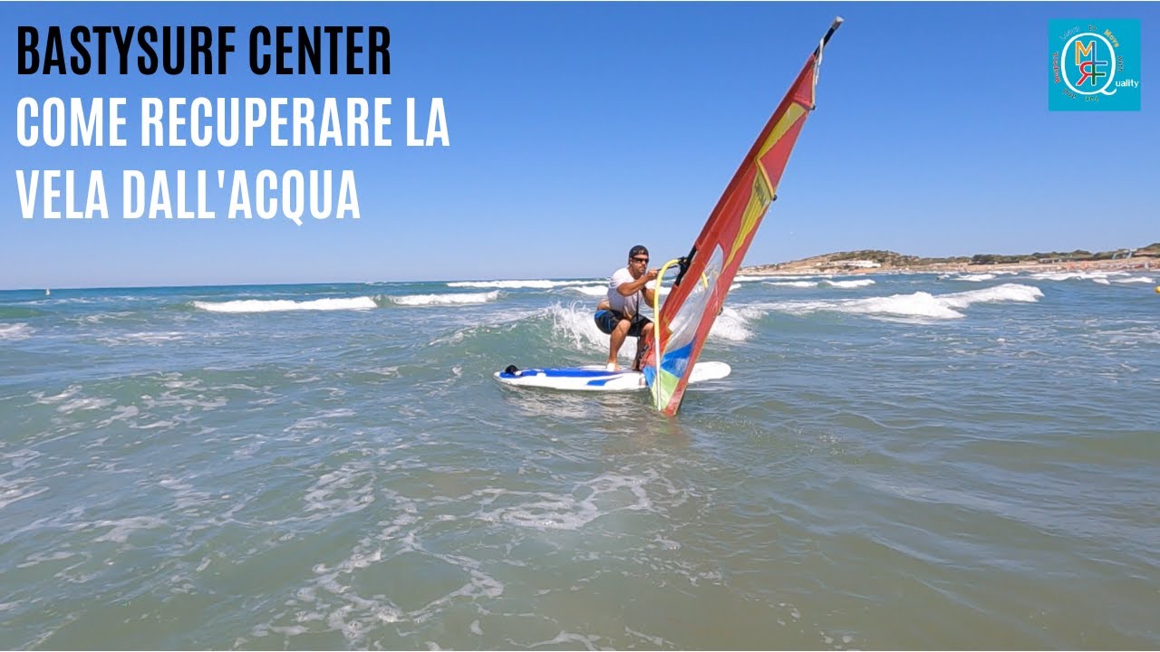 Recuperare la vela da windsurf dall'acqua