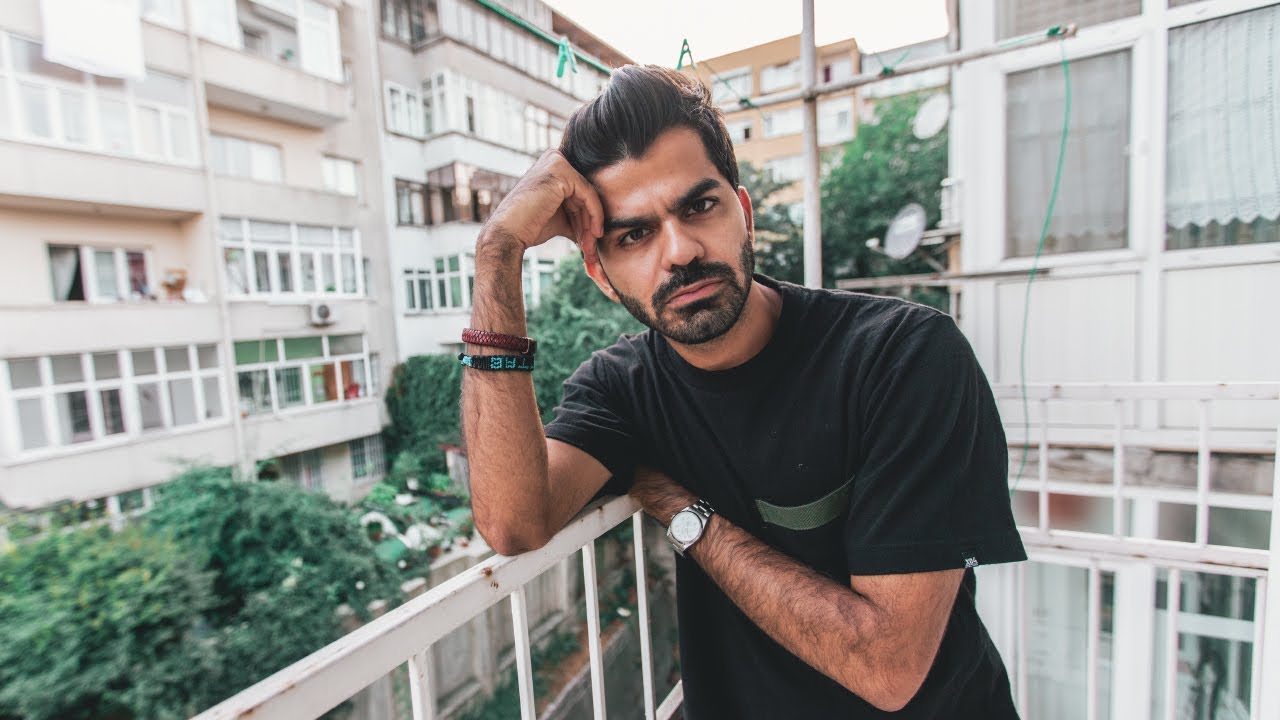أهلي خيروني ما بين اتزوجها أو اتركها ...