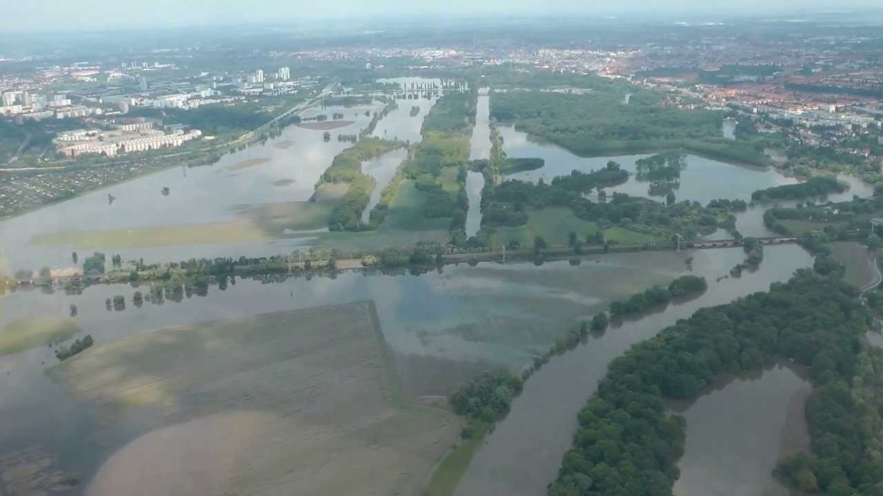 Flug über Schkopau nach Halle am 08.06.2013 bei Hochwasser 2013 in Sachsen Anhalt