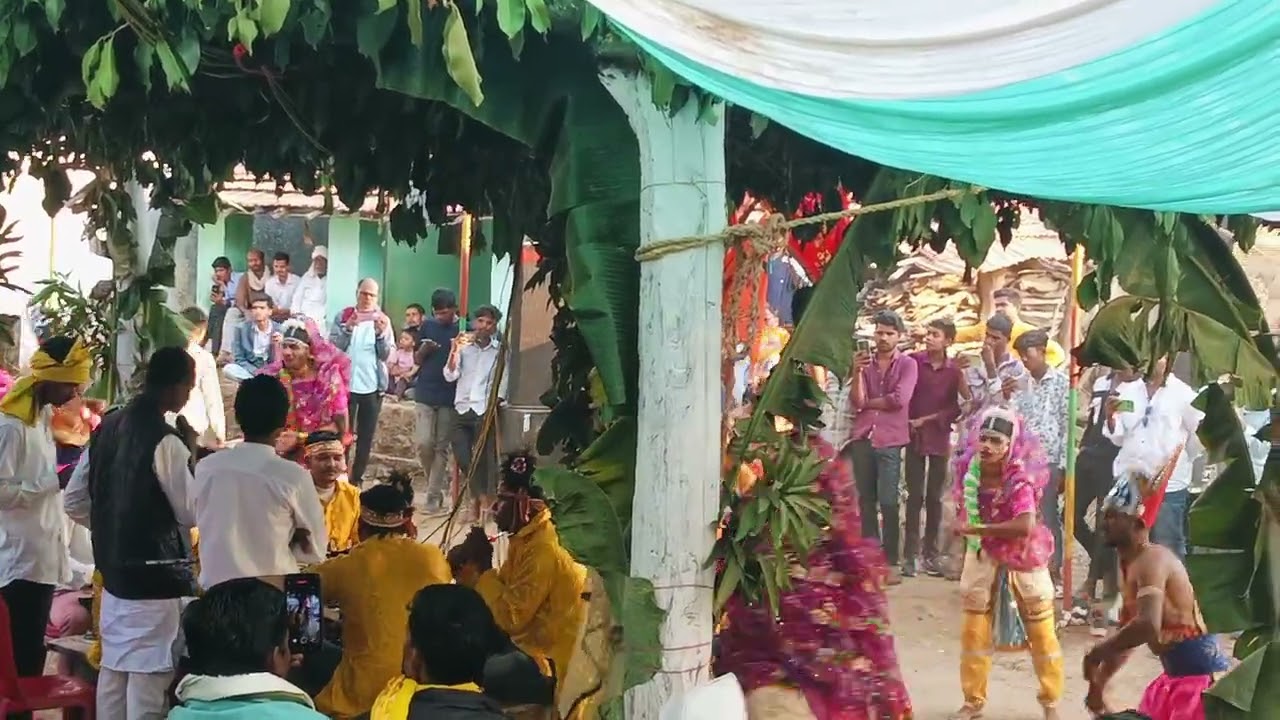 घघरी जो मेरी उठा दाइयों रे ओ बंशी वाले राधा गोंडी कृष्णा सत्ता भजन मंडल छिपानाला द्वारा प्रस्तुति।