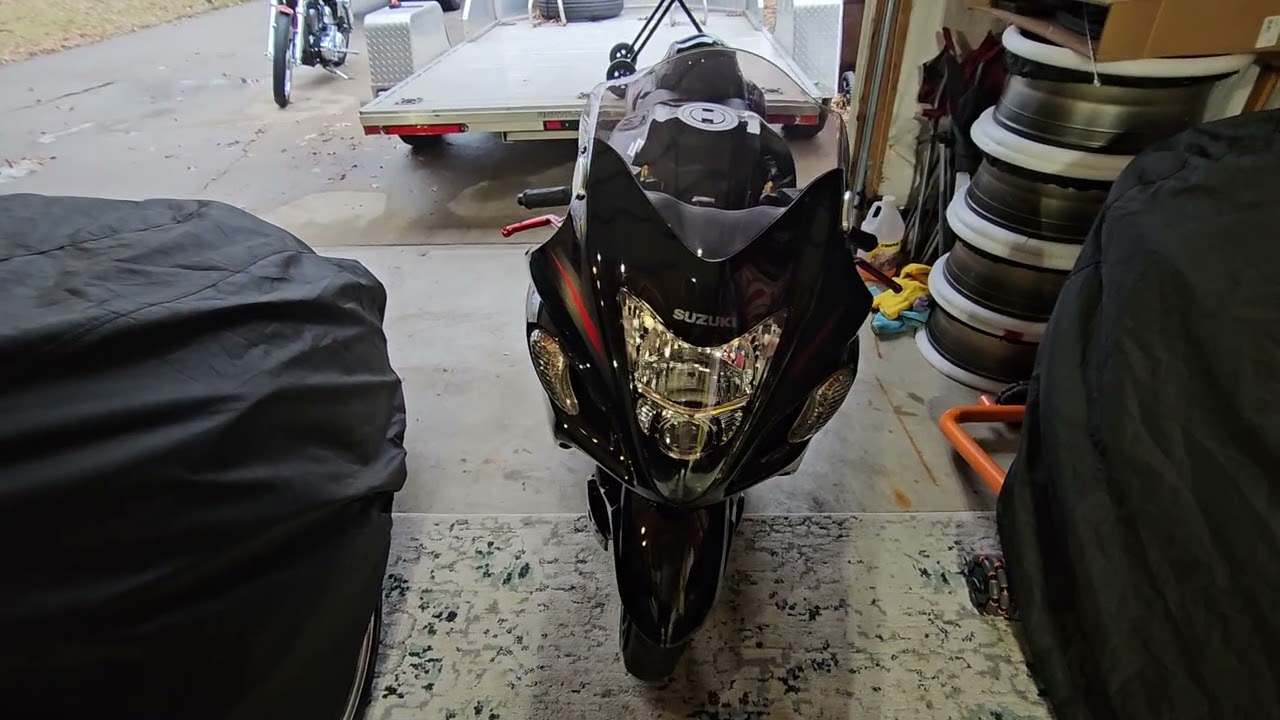 Мотоцикл Suzuki Hayabusa 2012 года выпуска, идеально подходящий для дрэг-рейсинга и уличных гонок.
