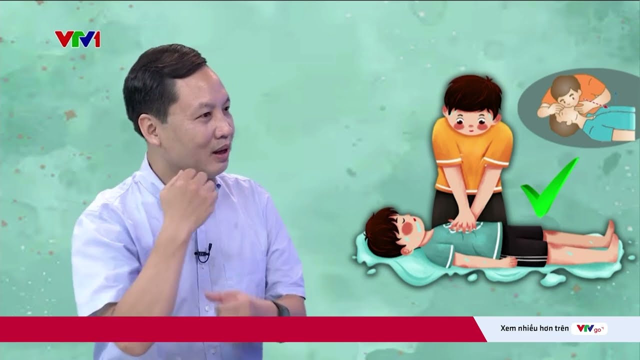 Dốc ngược nạn nhân đuối nước: Cách sơ cứu sai lầm | VTV24