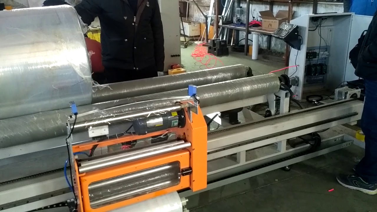 Roll wrapping machine