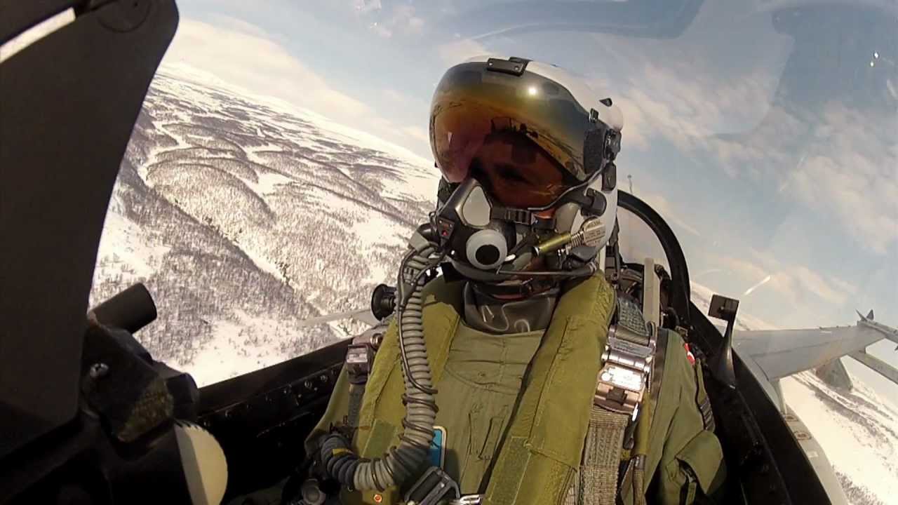 Danske F-16 piloter træner Low Level flyvning