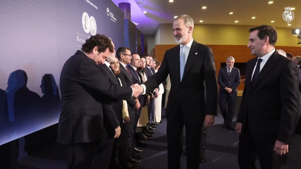 El Rey entrega el Premio Reino de España a la Trayectoria Empresarial a Isak Andic