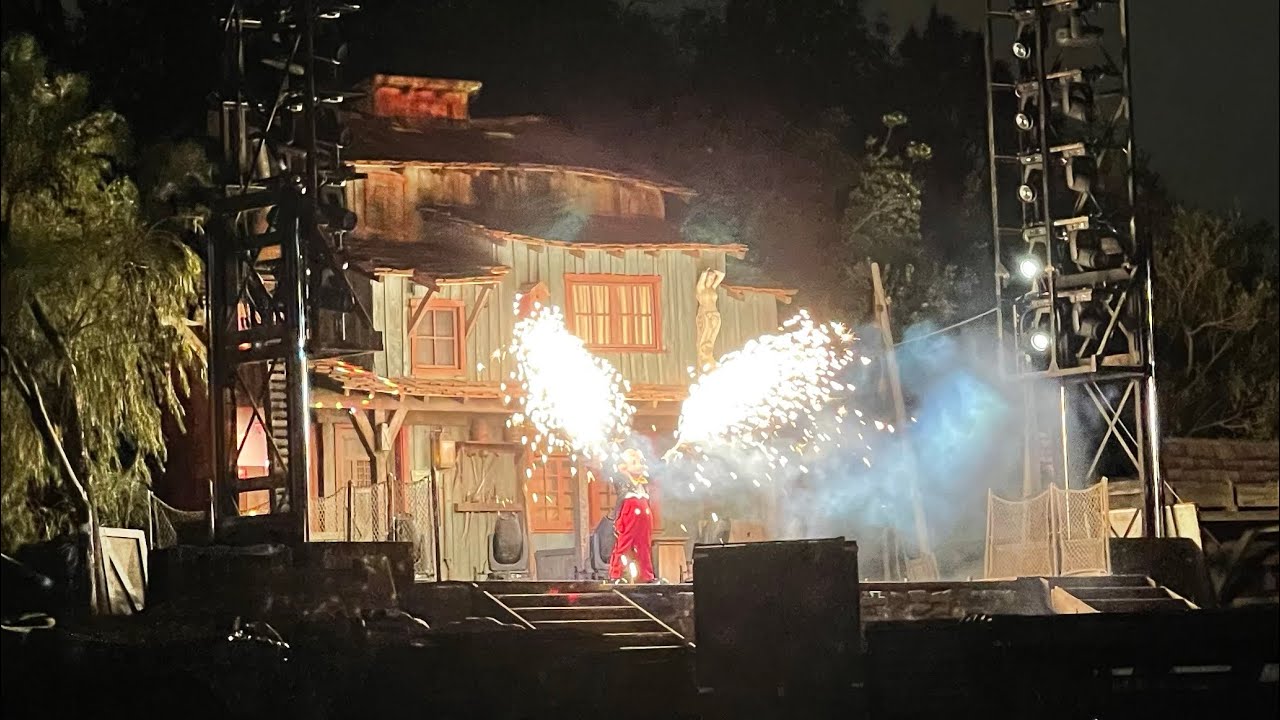 HUNGRY BEAR FANTASMIC DINING PACKAGE on the Go! RESERVED VIEWING FASTPASS for Fantasmic!