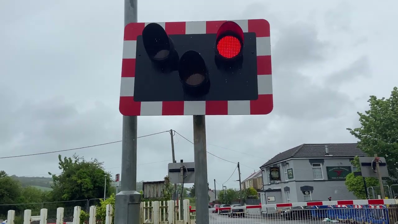 *MISSED AMBER LIGHT* Kidwelly Level Crossing