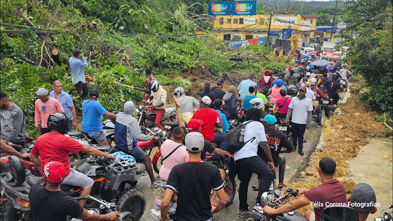 Inician trabajos de retirar tierra y árboles que ocupan la única vía entre Sosúa y Puerto Plata.