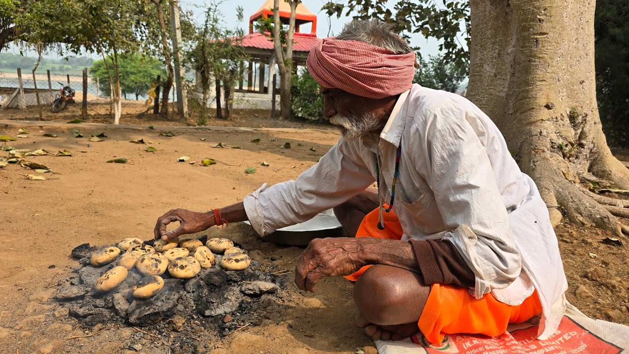 श्री नर्मदा तट पर पाकर के पेड़ के नीचे दाल वाटी की प्रसादी। सेवाऔर आयुर्वैदिक औषधि भी बताई।