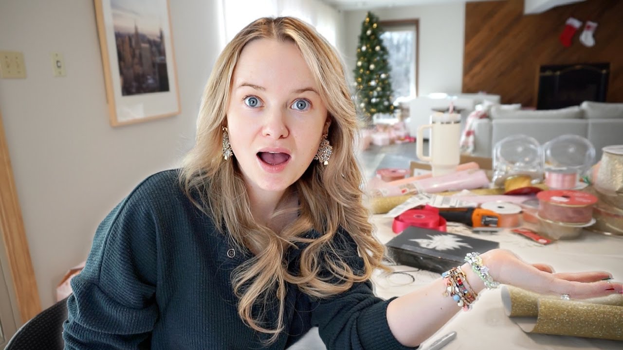 FEELING GOOD! *FINALLY* FINISHING MY GIFT WRAPPING! | vlogmas day 20