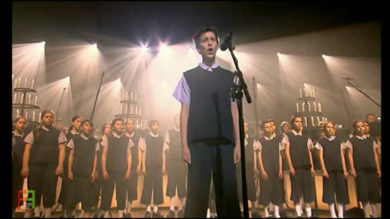 21. Les Choristes - ''Caresse Sur l'Oc&eacute;an''. ( En Concert ).