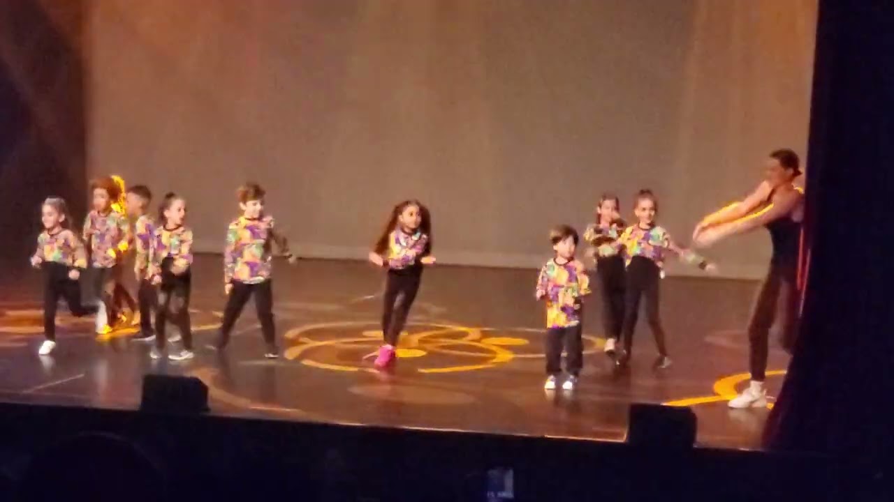 Alayna's 1st Hip Hop Dance show at 4years old(pink shoes)