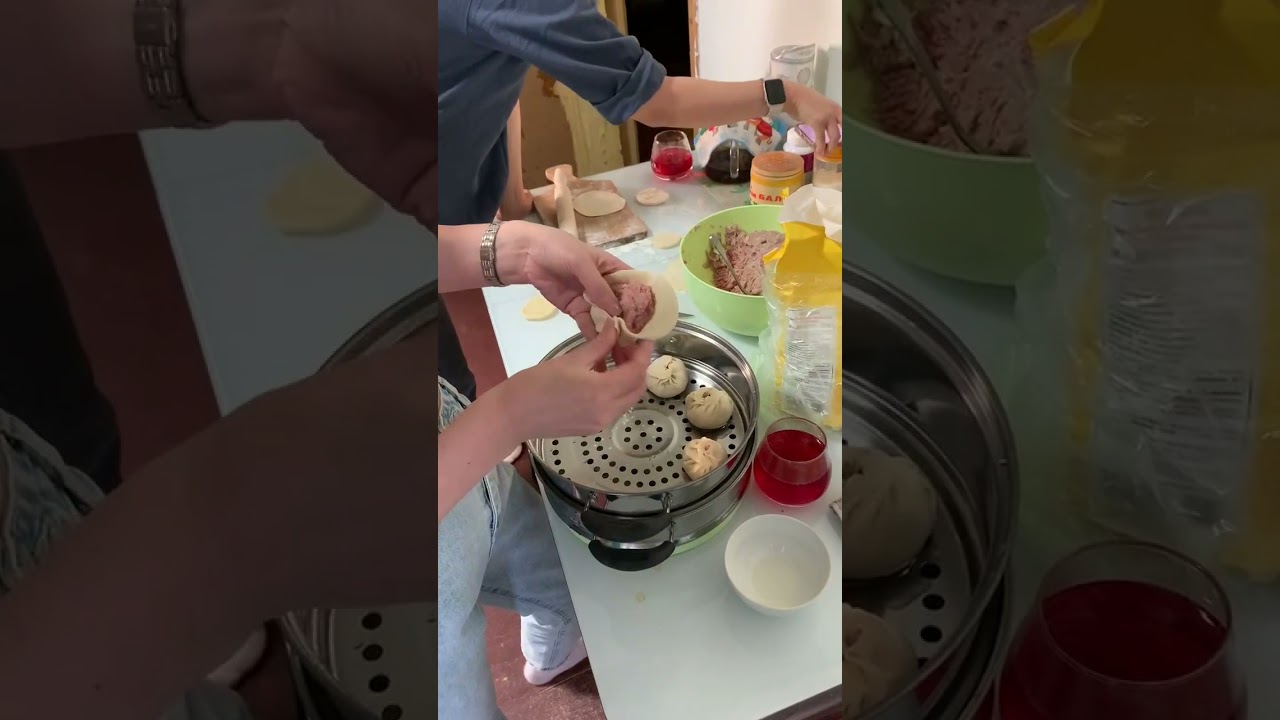 Лепим буузы (бурятская кухня)
