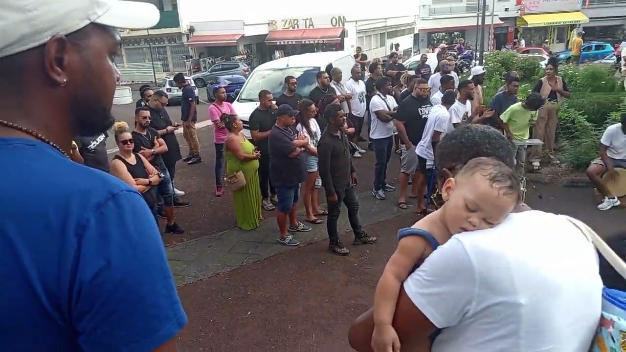 Hommage en maloya à Romain Maillot devant l'église de Le Tampon