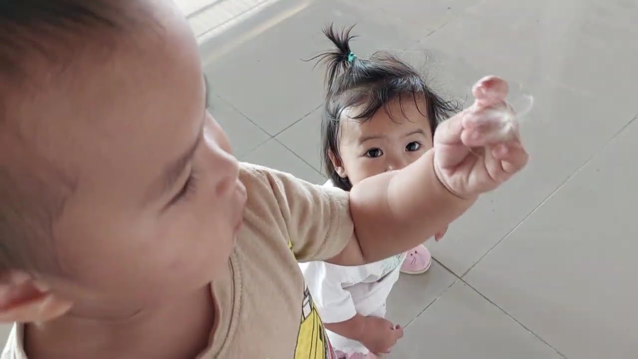 ย่าหน่อยทำเษตรพาหลานไห้วเจาแม่กวนอิม