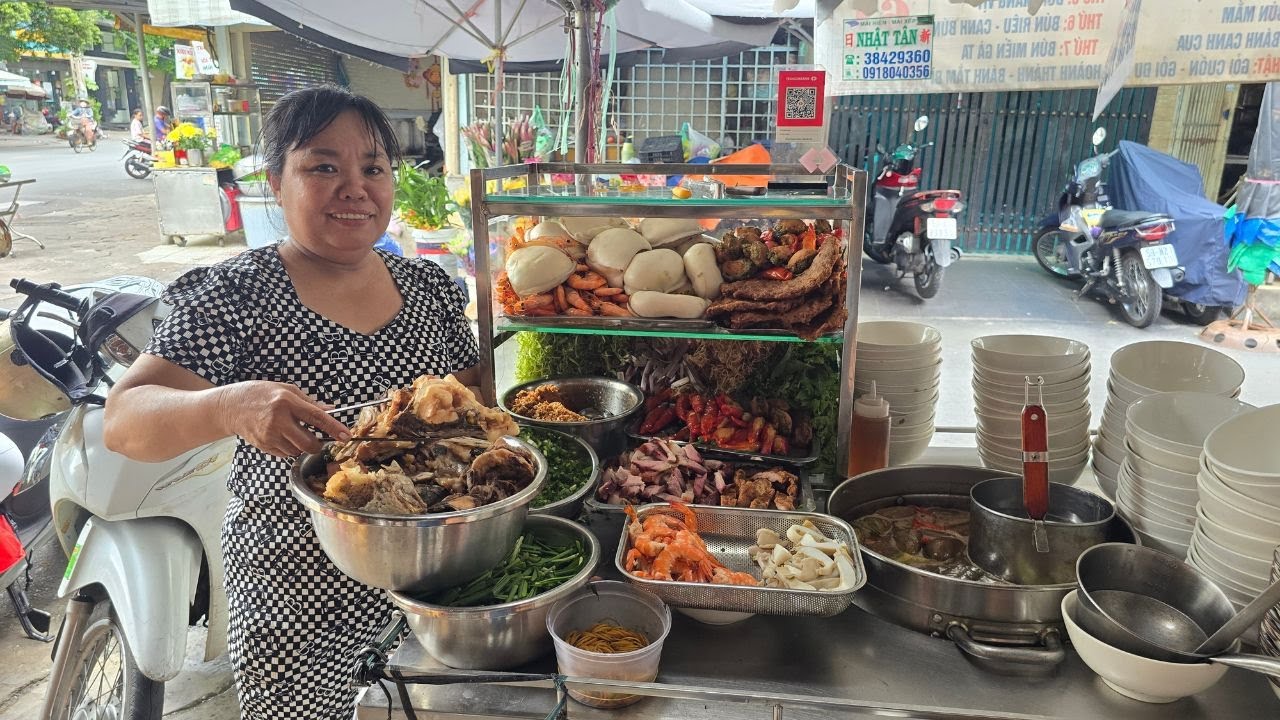 Bà trùm bún mắm Sài Gòn Út Mẫn nấu nồi nước lèo ngọt nhờ đầu cá lốc bông đồng