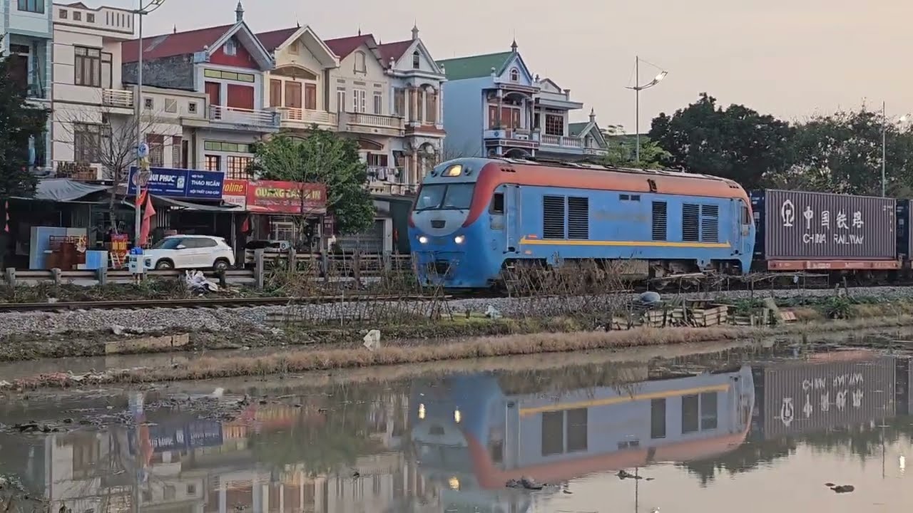 4K TRAIN CROSSING, BEAUTIFUL TRAINS