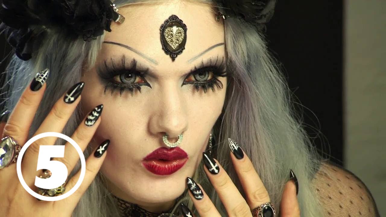 Outsiders | Victoria stylar sig till viktoriansk goth