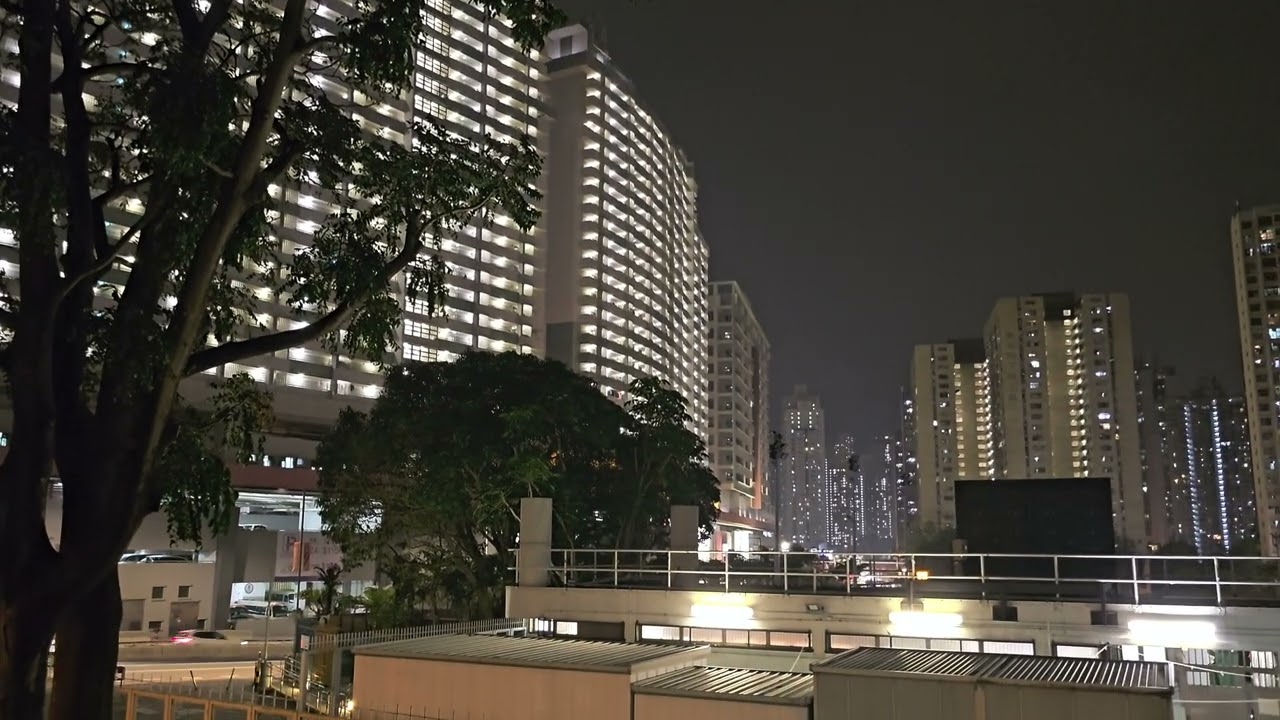 黃大仙上邨昭善樓， 遠看像超級補光燈