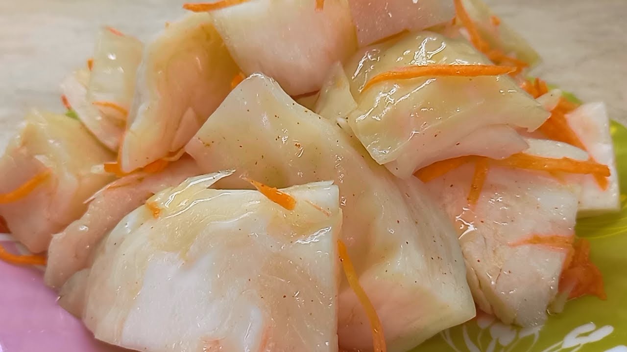 Попробовала в гостях.Влюбилась  с первого кусочка. Маринованная капуста. На праздничный стол