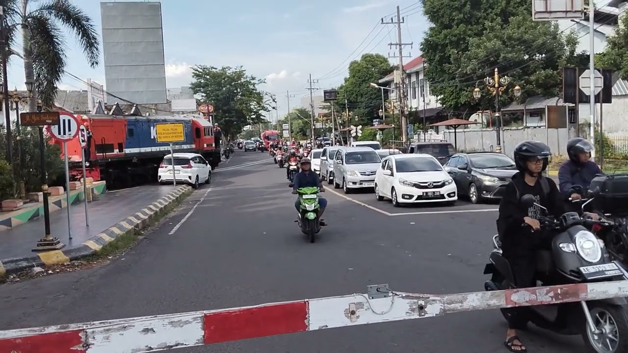 Kesibukan di JPL utama stasiun Madiun 