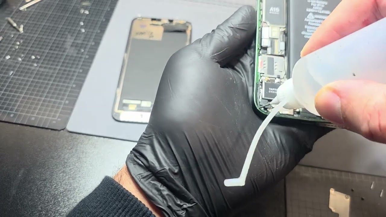 Remplacement de l'afficheur iPhone 13 d'un plombier #Phonolib