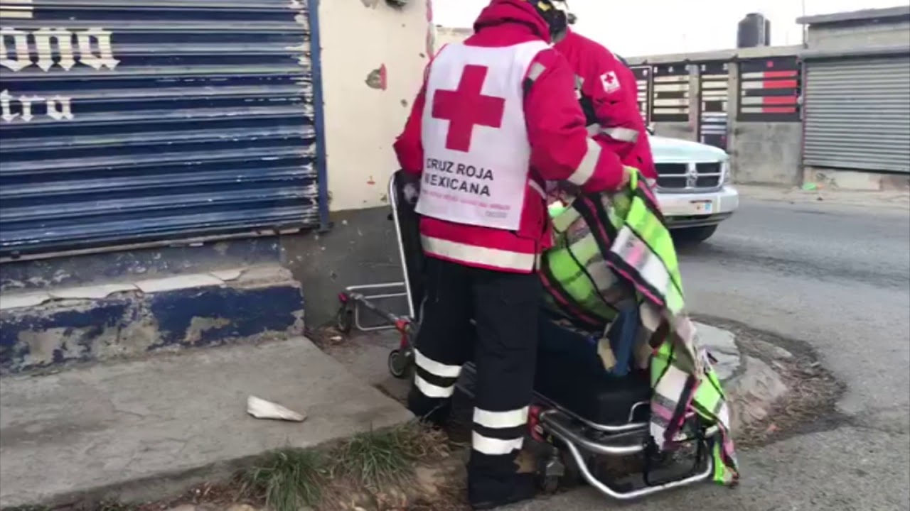 Joven mujer cae a bache y se fractura el tobillo