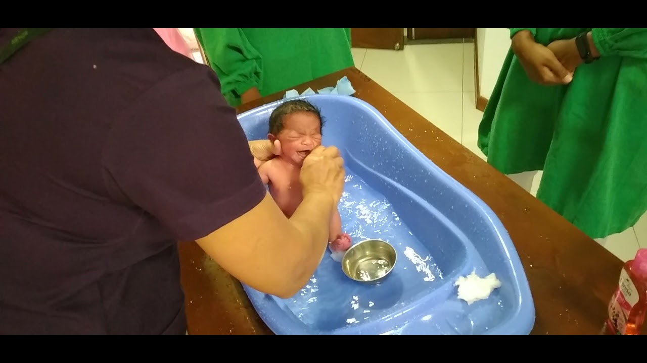 How to bathe a newborn baby -(Deyoni -Theweja)