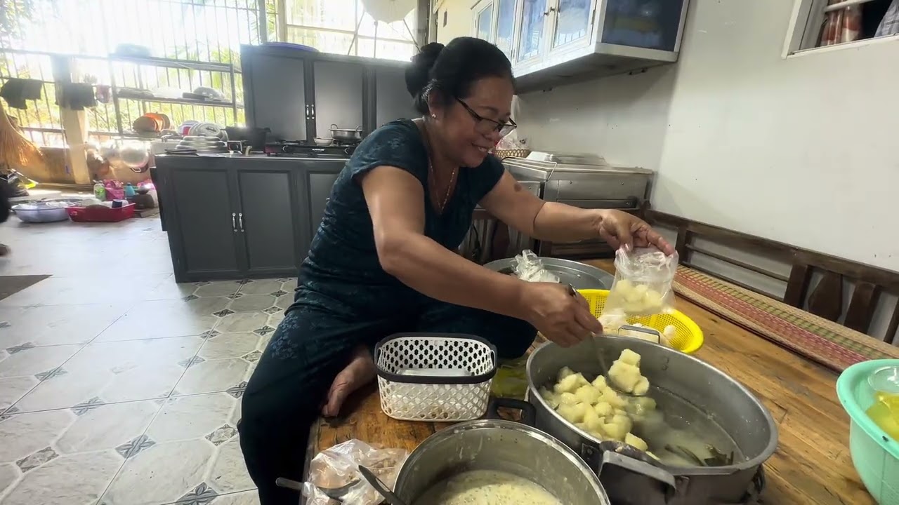Mẹ nấu chè khoai mì cúng rằm và cho hàng xóm 