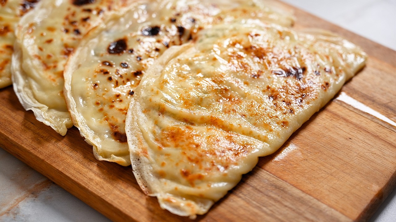 МУКА + ВОДА! Тесто не РАСКАТЫВАЮ, а наливаю на сковороду! Вкусные простые лепешки с творогом