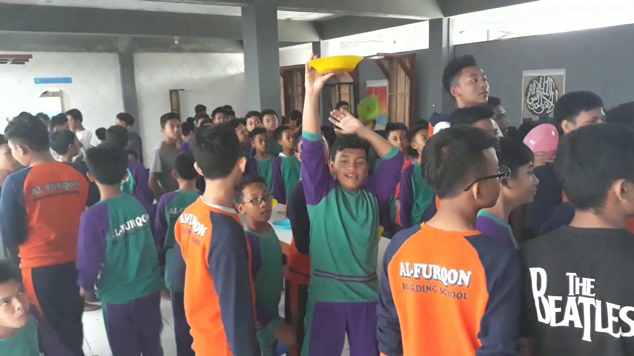 Siswa Islamic Boarding School AL-FURQON Singaparna Tasikmalaya Lagi Makan Pagi