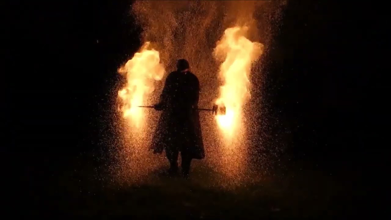 Půlnoční cirkus 2025 - Fireshow Cosmos: 04 sparkle staff