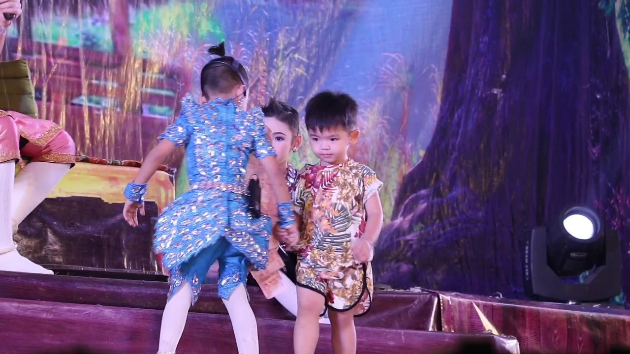 น้องรถเบนซ์อยากออกมาเล่นลิเก เกือบหน้าทิ่มแล้วมั๊ยล่ะพระเอกตัวน้อย