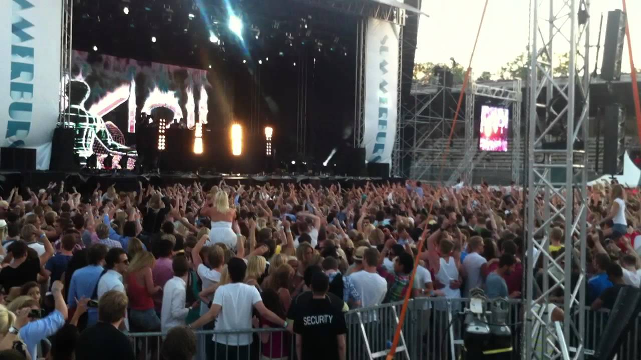 Avicii @ Summerburst Festival 2011 'Fade Into Darkness (Penguin)'