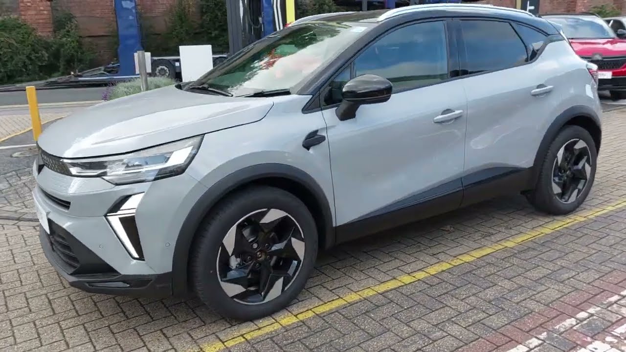 BRAND NEW 2025 RENAULT CAPTUR TECHNO PETROL MANUAL in Ceramic Grey / Black Roof @ Renault Croydon