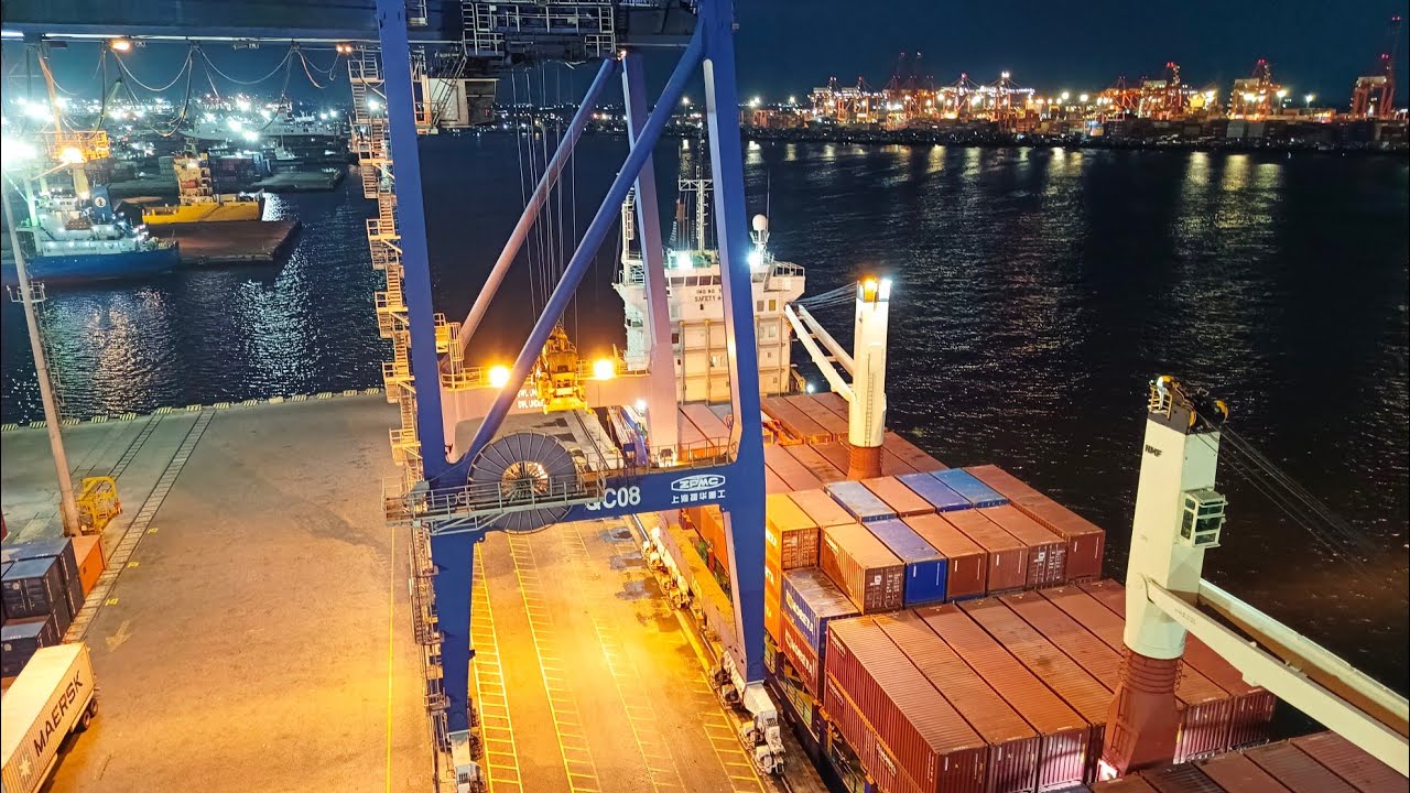 Man Cage with Stevedoring Inside: Unloading Moreta Container Ship | Modern Maritime Operations