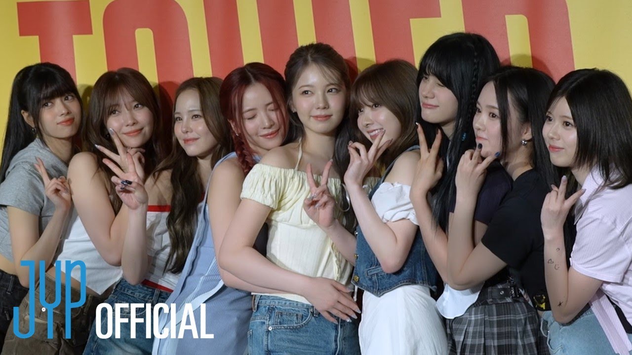 NiziU 「RISE UP」 CD Shop Event Behind
