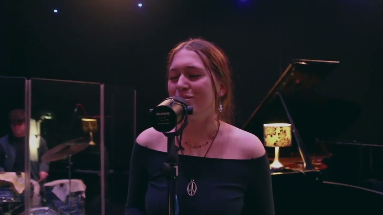 Hetta Falzon - Freckles (Live from Studio 8)