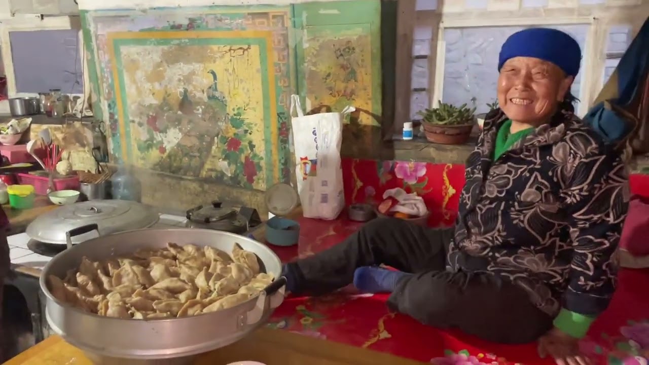山西忻州原平，81岁老人亲自做莜面饺子，全家7口人吃的很香