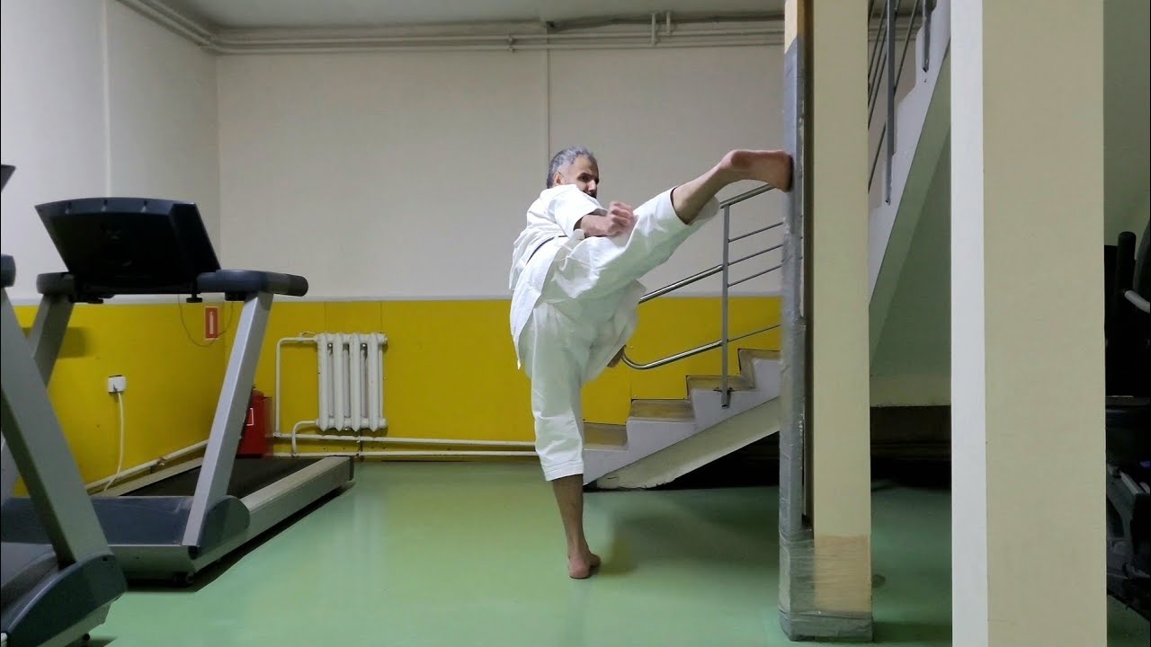 Makiwara practice . Kagayaku Karate 