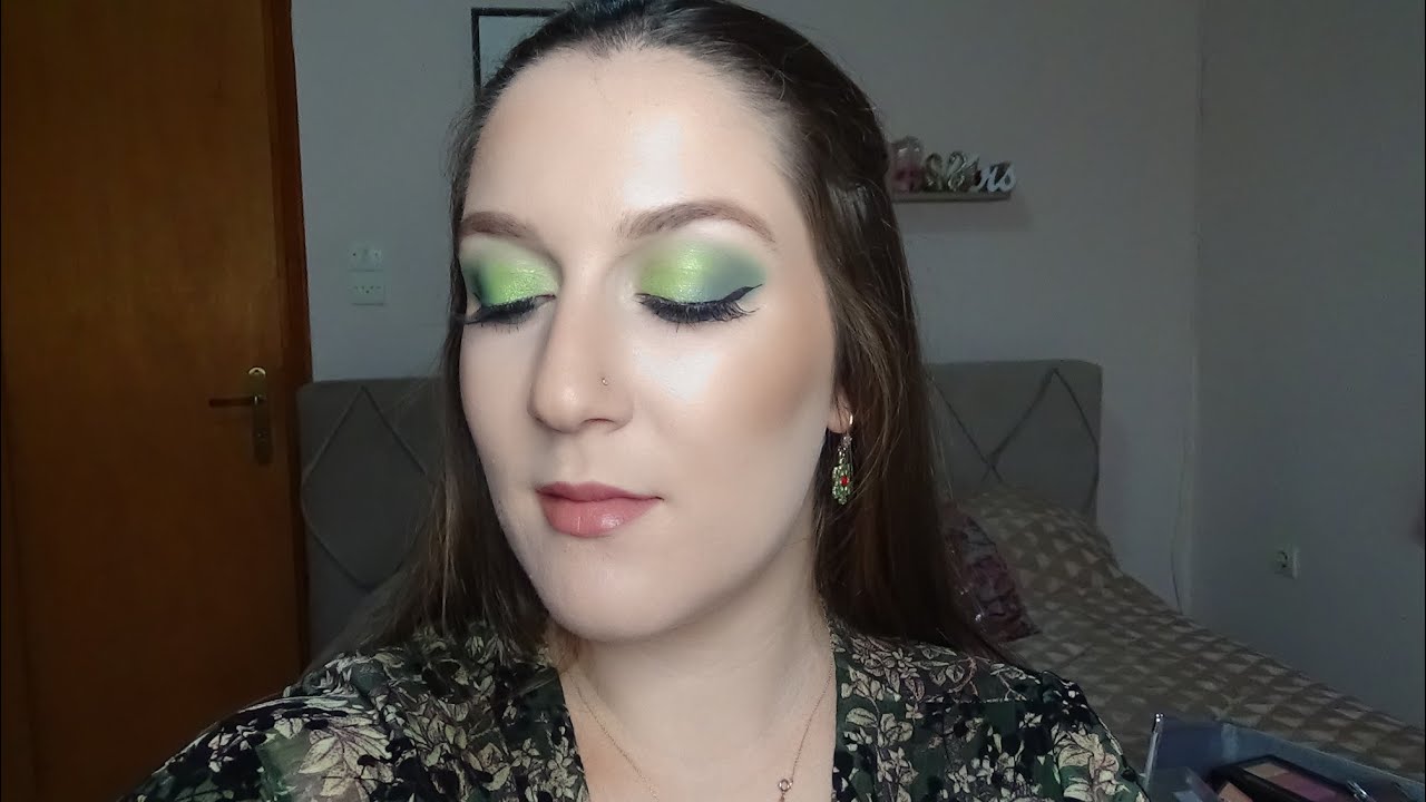 Green Holiday Makeup Look🎄✨| Zoi M ZoiLovesTheGlitter 