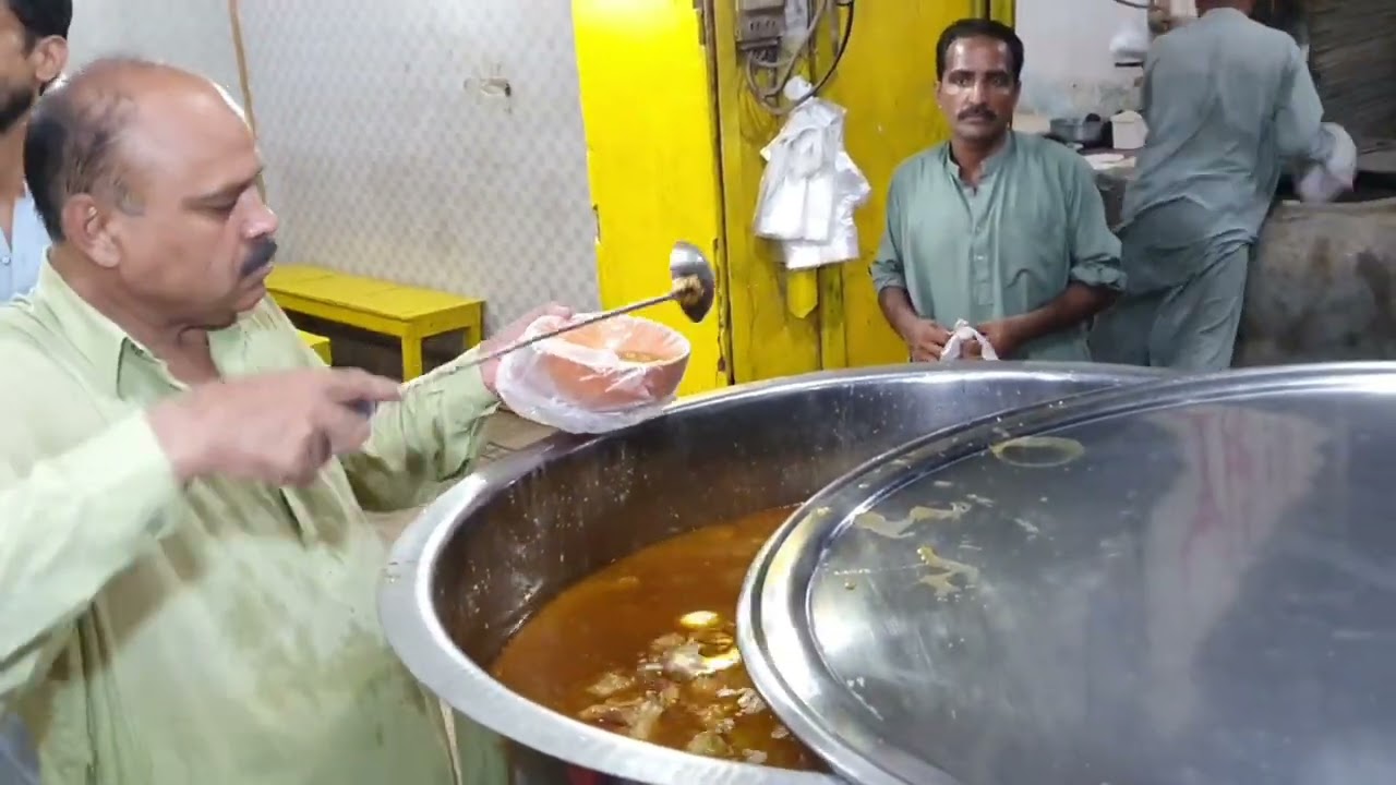 People Are Crazy For Papu Siri Paye And Chanay Midnight | Lahore Street Food