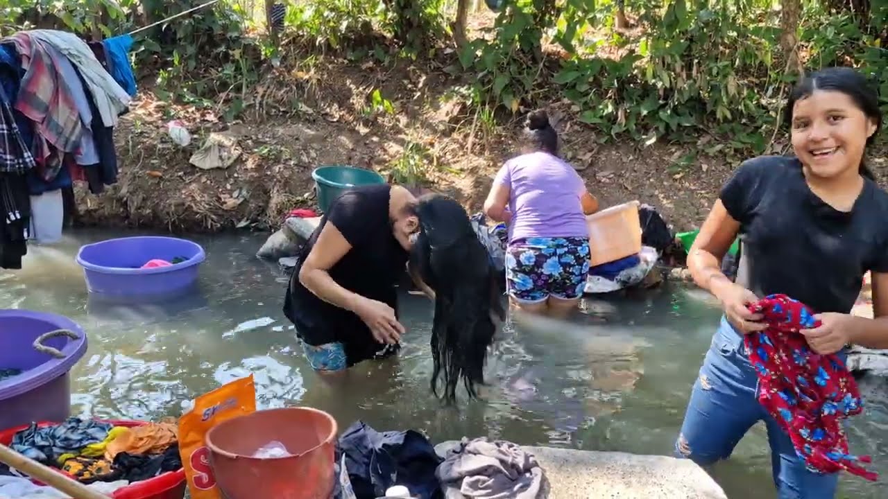 El Embarazo no le impide lavar ropa a Cesia 😍