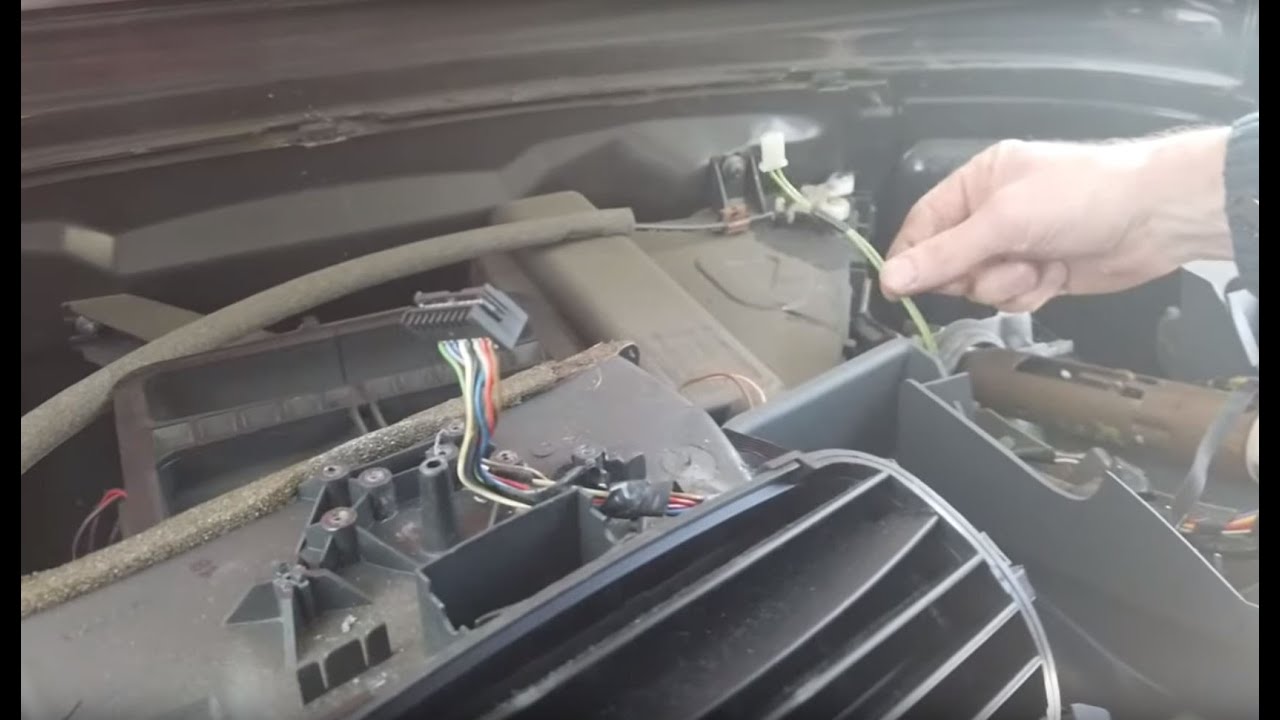 How to remove the speedo cluster & dashboard on a Smart Car ForTwo 450 step by step guide