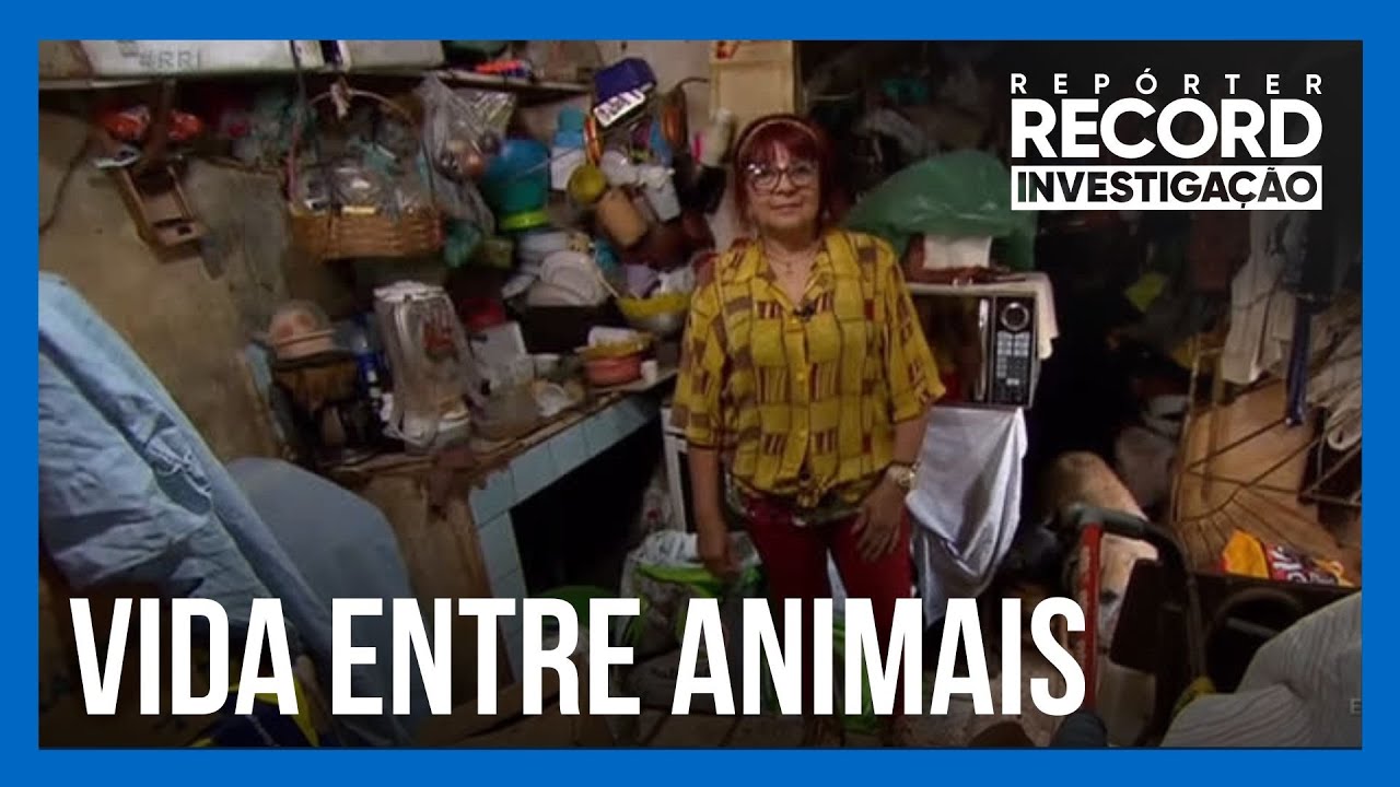 Zenir divide sua pequena casa com 30 cães, quatro gatos e uma galinha