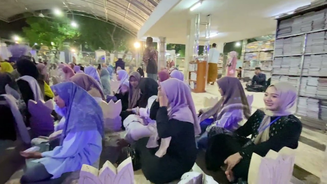 PARA PEZIARAH BERDATANGAN KE MAKAM SUNAN AMPEL